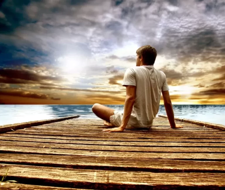 Persona contempla el paisaje desde un muelle