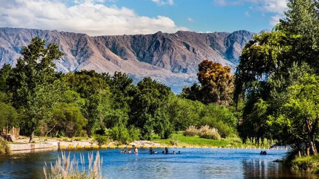 Las sierras de Córdoba y el lago.