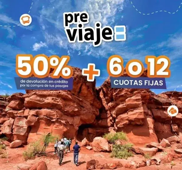Turistas al pie de la montaña.