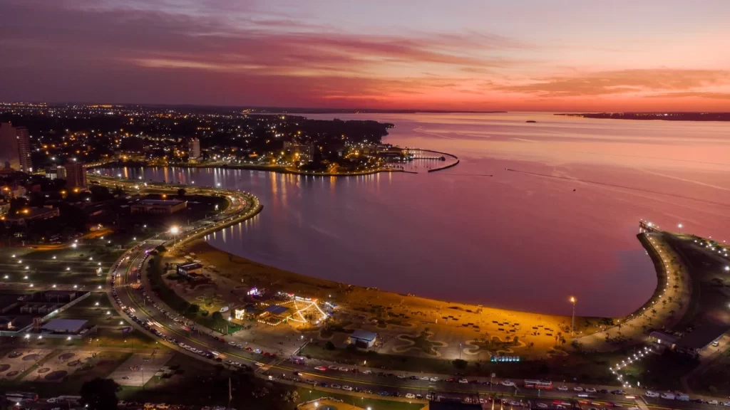 Imagen de la costa de Posadas al atardecer.