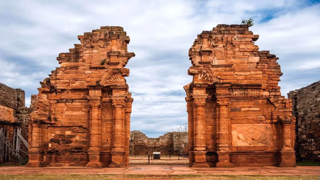 Imagen de frente de las Ruinas de San Ignacio - Misiones
