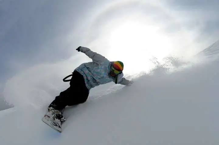 Hombre practicando snowboard