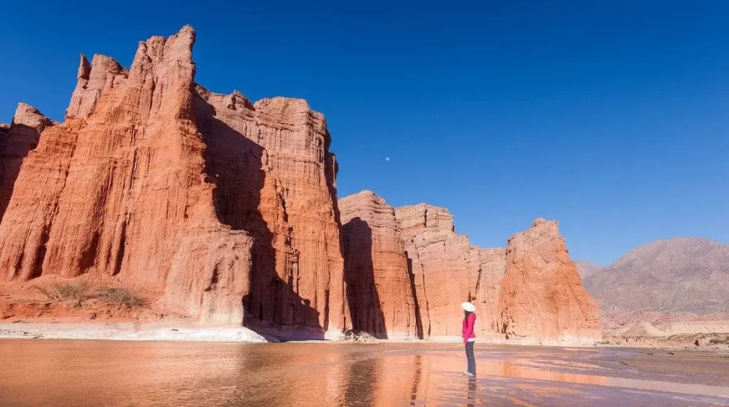 Una mujer contemplando "Los Castillos" en la Quebrada de las Conchas.