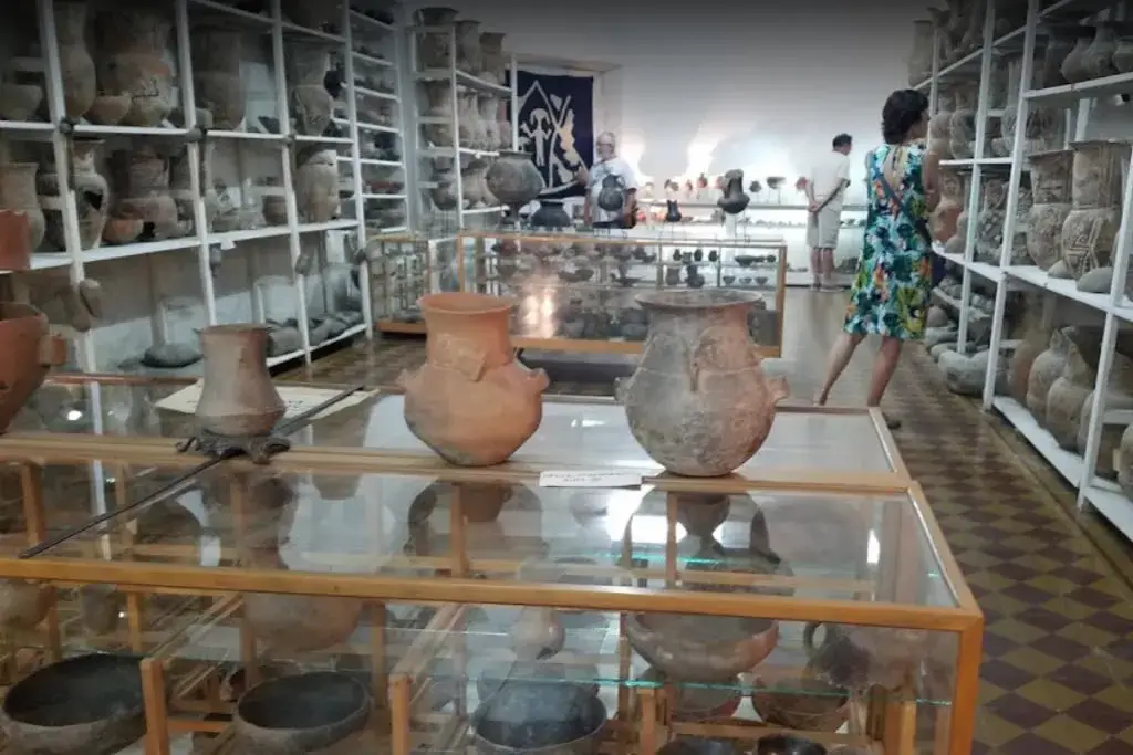 Vasijas en el Museo Arqueológico Rodolfo Bravo.