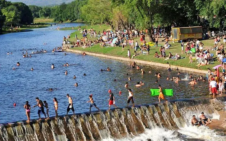 Personas disfrutando del balneario en Carlos Paz