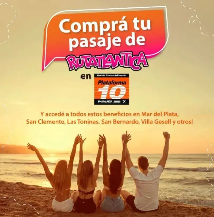 Grupo de amigos sentados en la playa y viendo el atardecer.