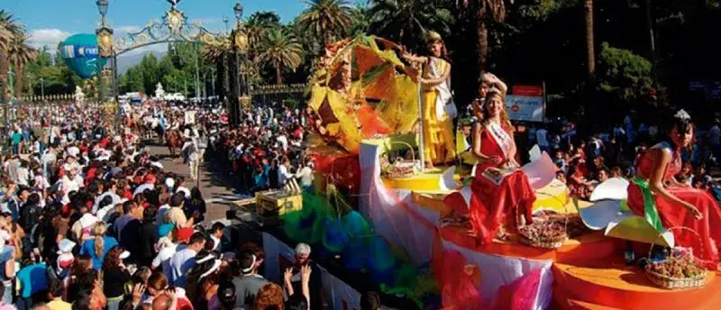 Reinas desfilando durante el Carrusel en la Vendimia.