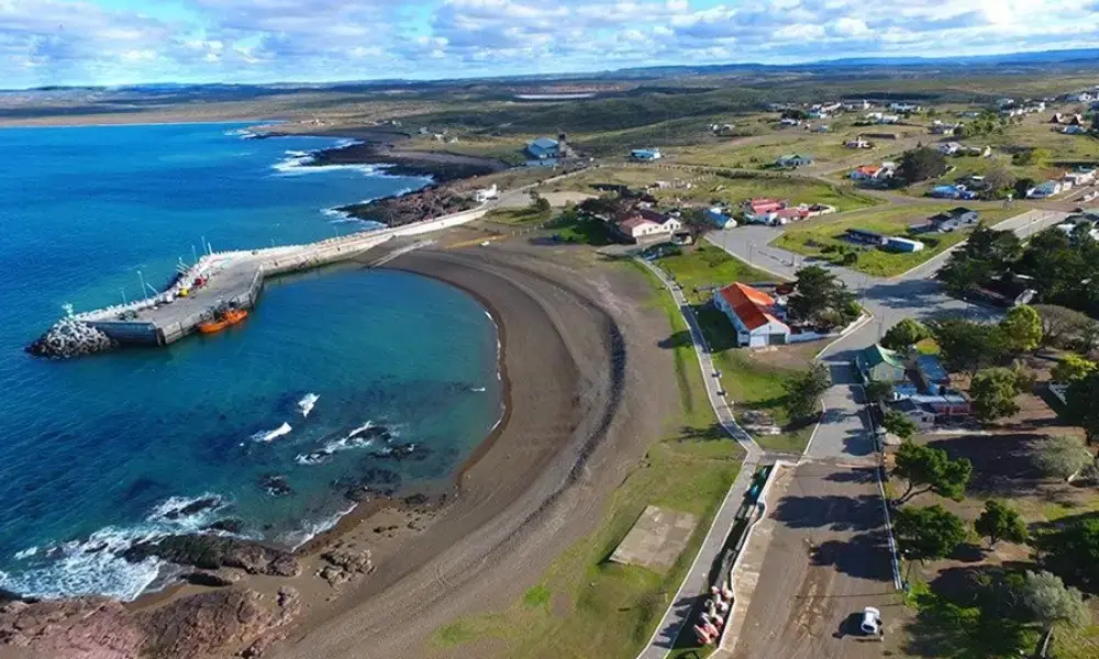 Casas cerca del río en Camarones, Chubut