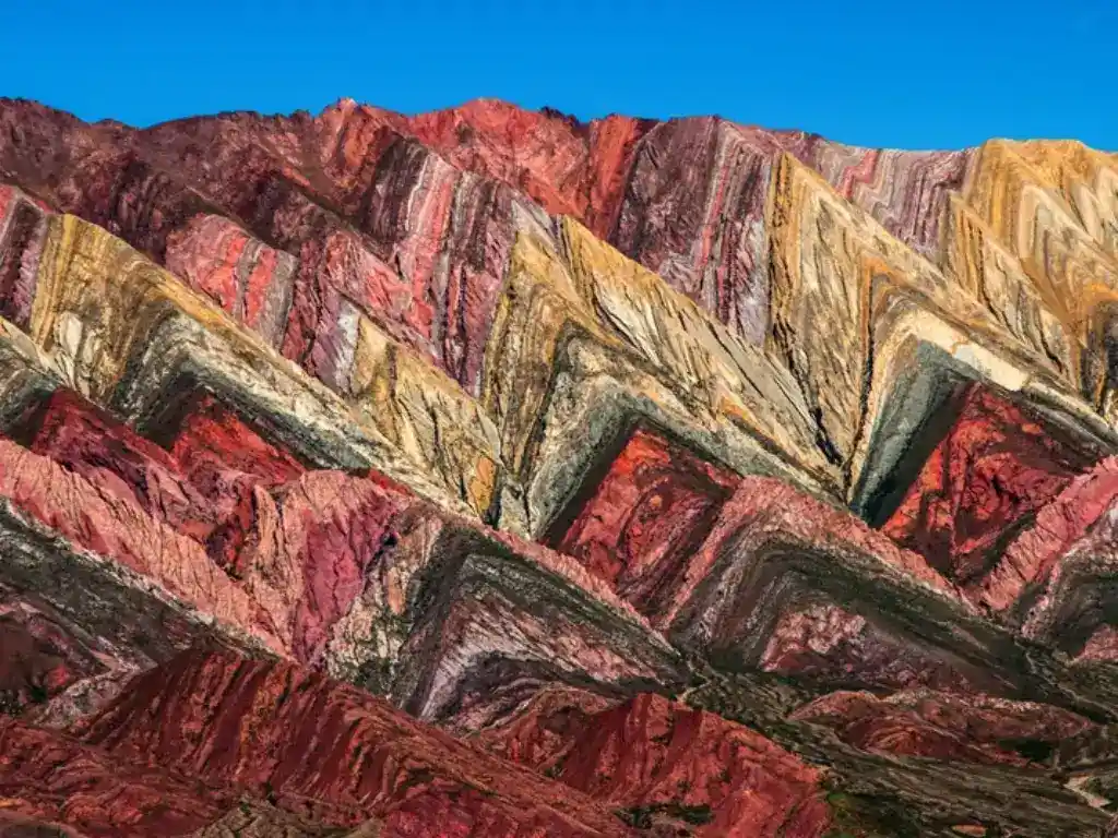 Aglomeración de montañas coloridas en Jujuy