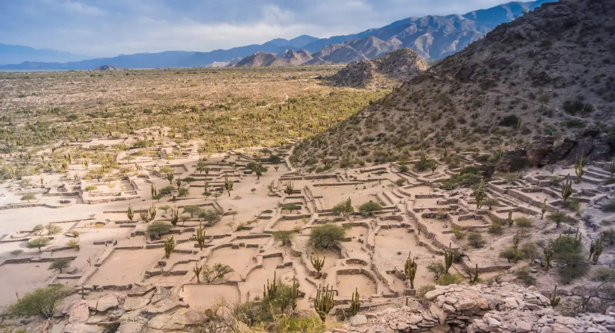 Ruinas cubiertas por un cielo despejado