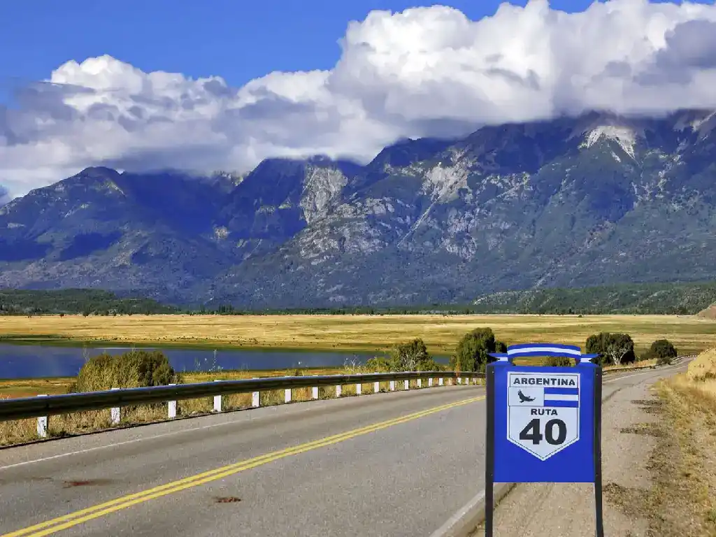 Carretera de la Ruta 40 con montañas de fondo