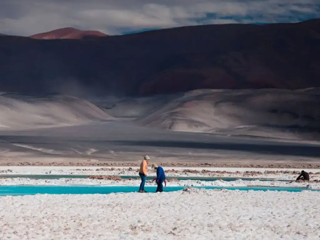 Personas caminando sobre el Salar de Antofalla