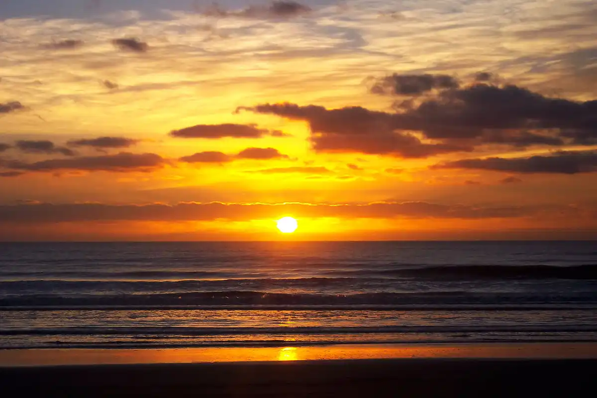 Atardecer sobre mar de Nueva Atlantis