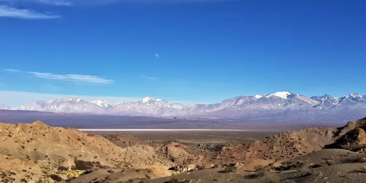 Piedras marrones con montañas de fondo