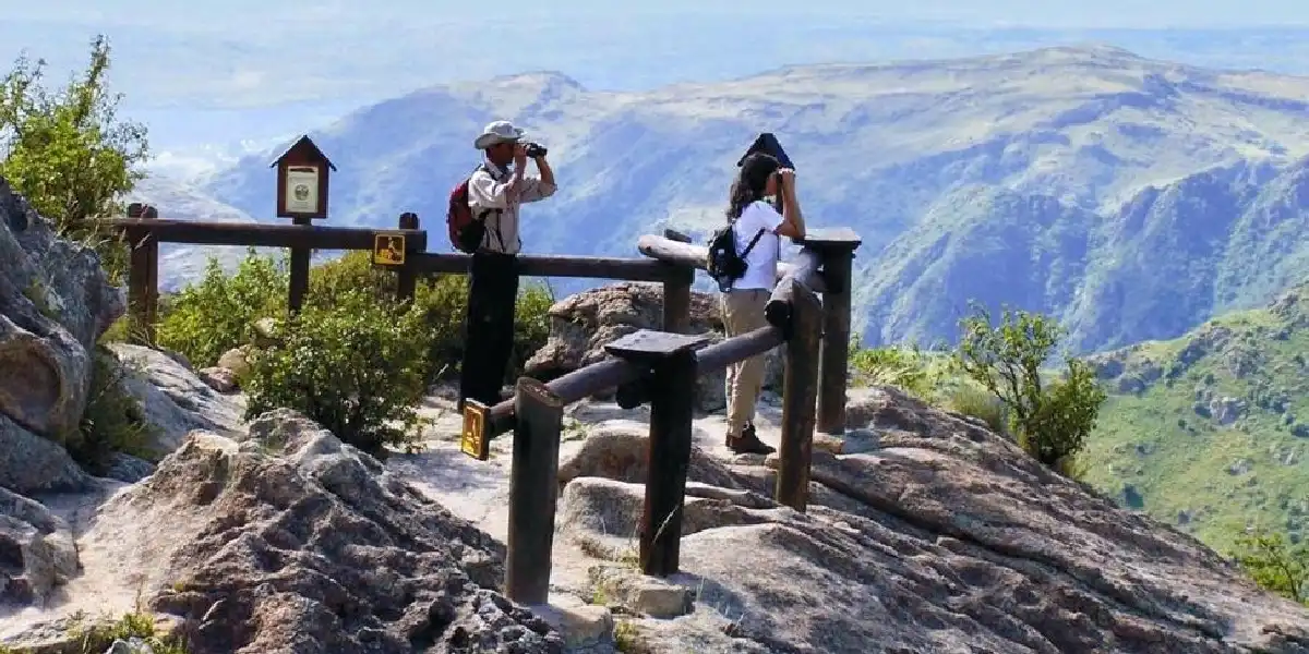 Guardaparques y mujer observando montañas
