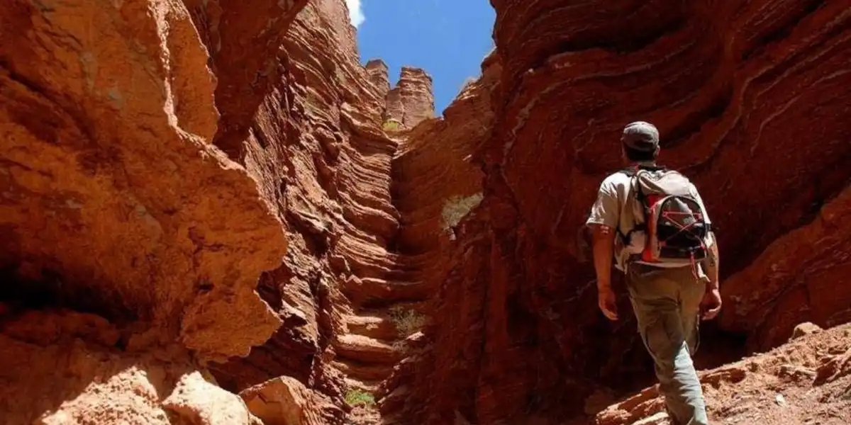 Hombre introduciéndose en montañas irregulares