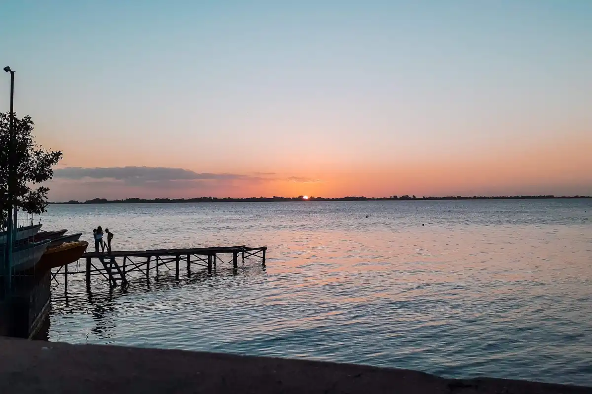 Laguna con atardecer de fondo