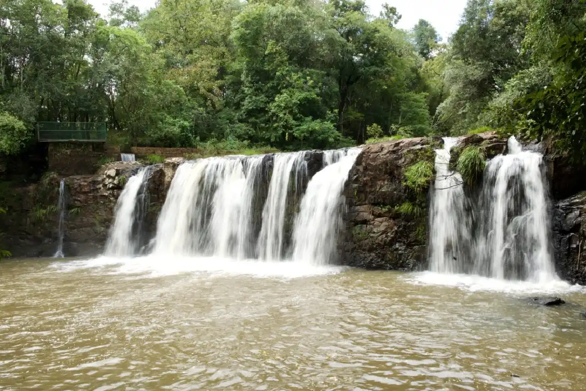Cascada cayendo sobre el agua