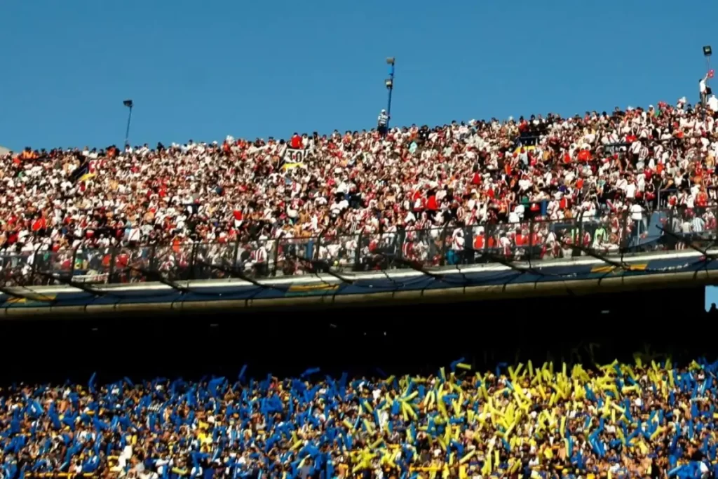 Hinchada dividida de River y Boca