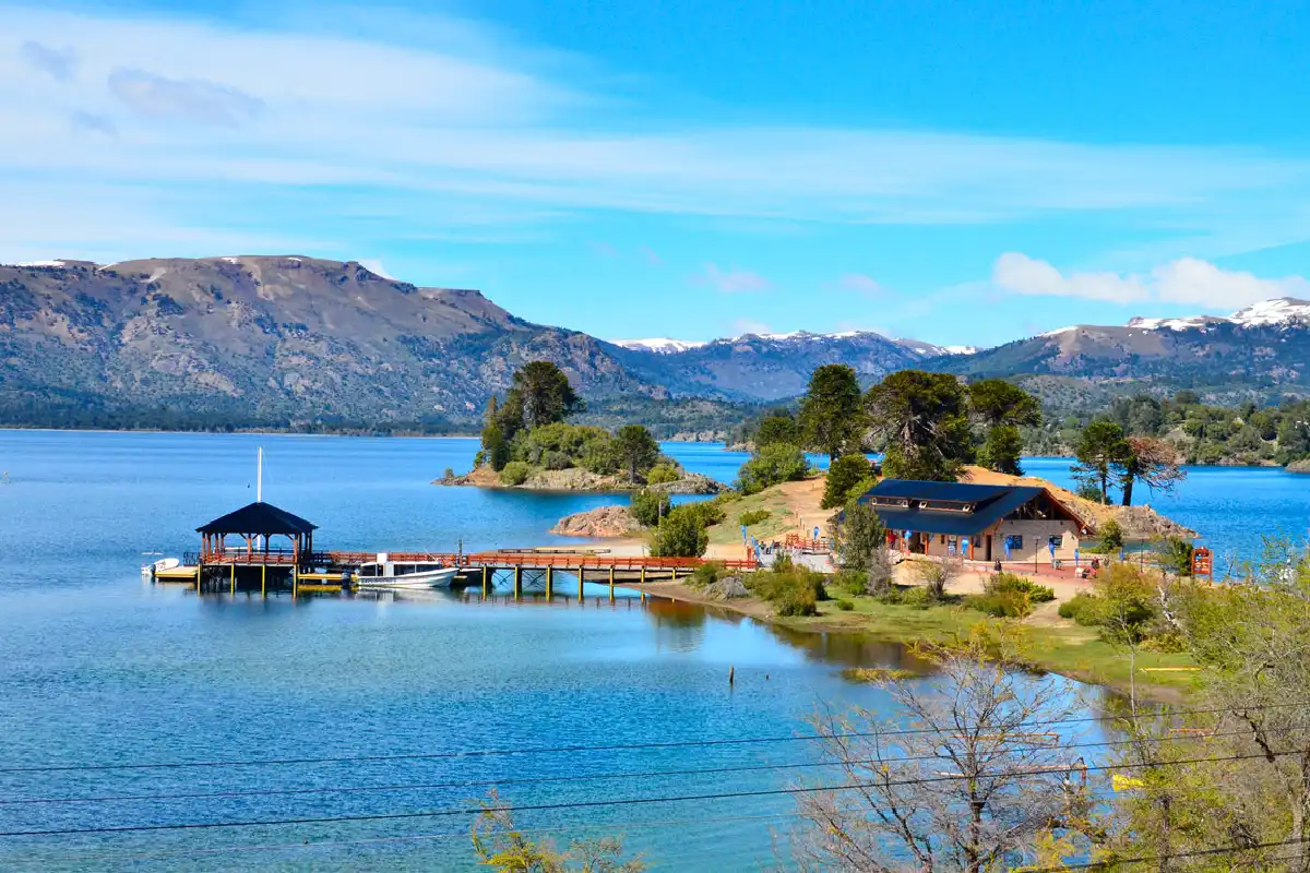 Casas en el medio del río rodeadas de montañas