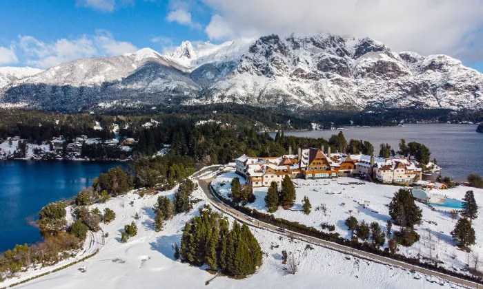 Montañas cubiertas de nieve con un lago adelante